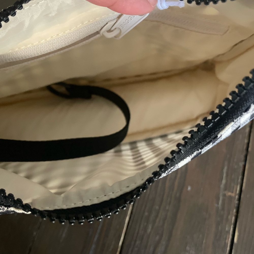 BAGGU Black & White Gingham Mini Nylon shoulder Bag - Picture 6 of 8